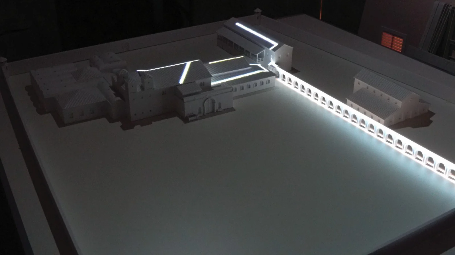 Illuminazione dei percorsi nel plastico interattivo