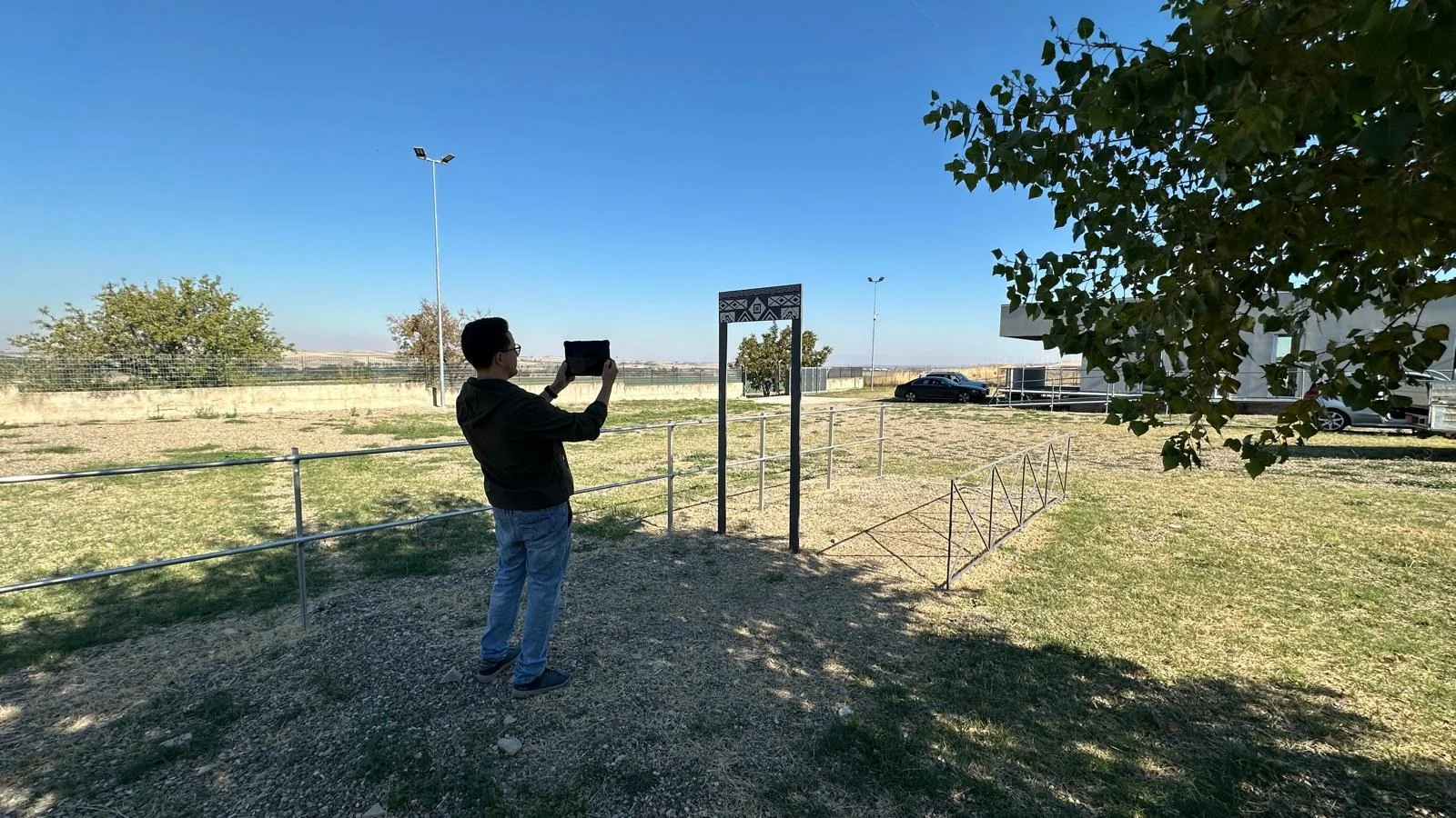 Visitatore davanti a una Porta del Tempo nel parco