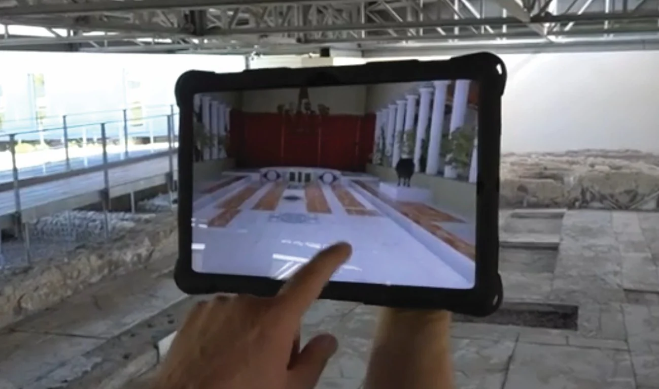 Ricostruzione della cenatio visualizzata su un tablet